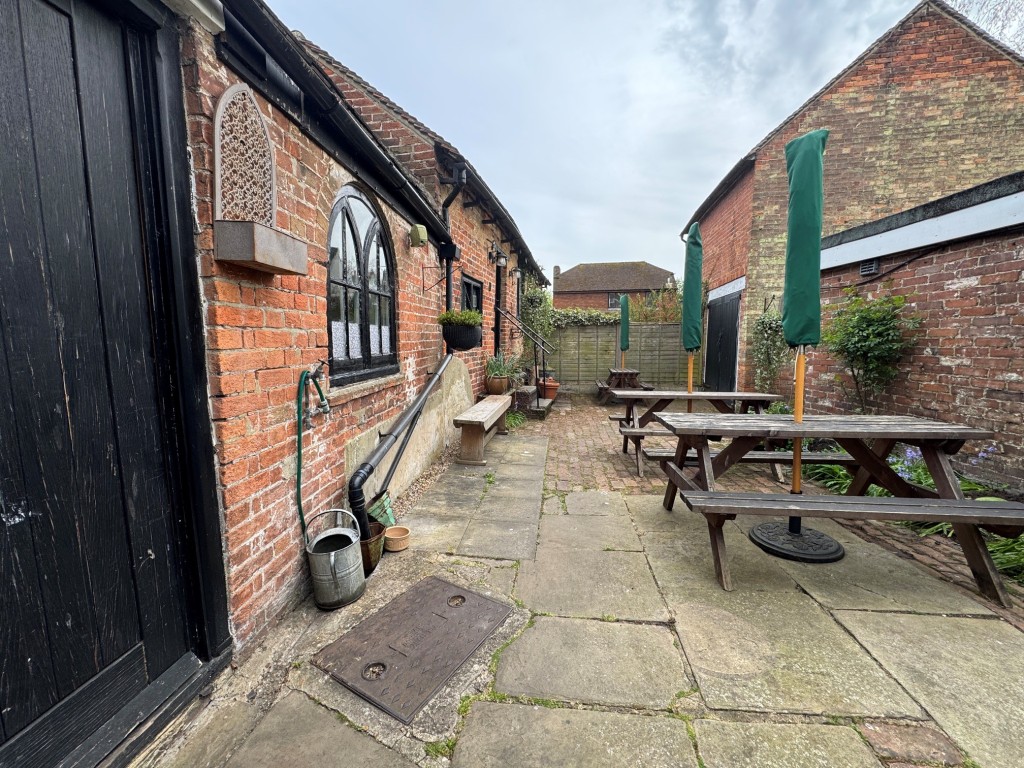 Lot: 46 - PERIOD COMMERCIAL AND RESIDENTIAL HIGH STREET INVESTMENT - Courtyard area